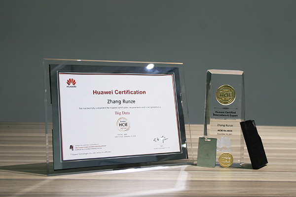 华为HCIE证书.jpg 华为HCIE证书.jpg