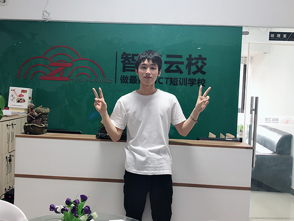 智汇云校诞生首位在校大生考HCIE证.jpg