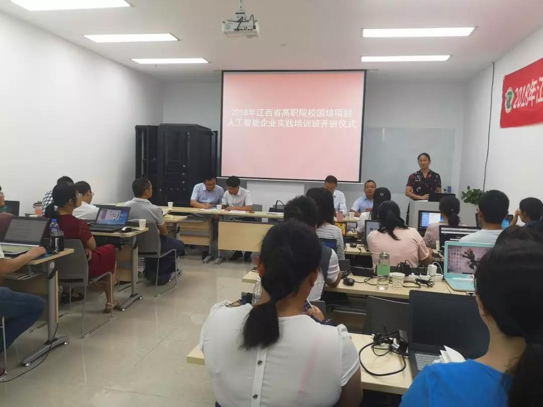 江西应用技术职业学院教务处处长凌浩美.jpg