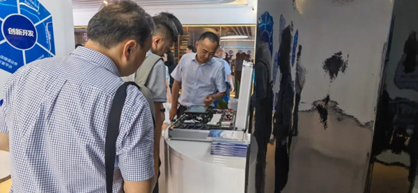 讯方技术自研物联网实验箱.jpg 讯方技术自研物联网实验箱.jpg