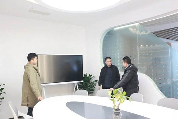 成都职业技术学院师生到访鲲鹏人才基地.jpg