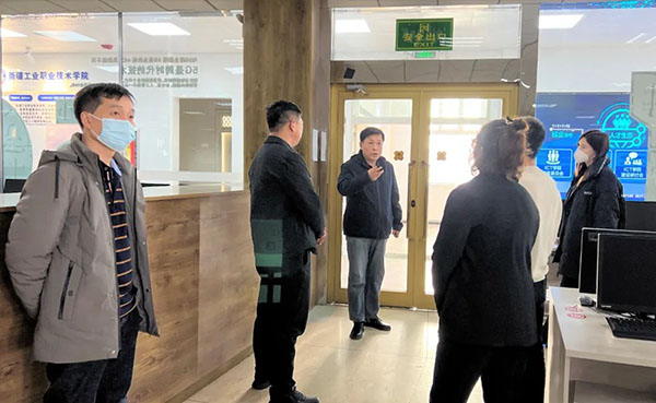 新疆和静技工学校领导赴新疆工业职业技术学院考察交流.jpg