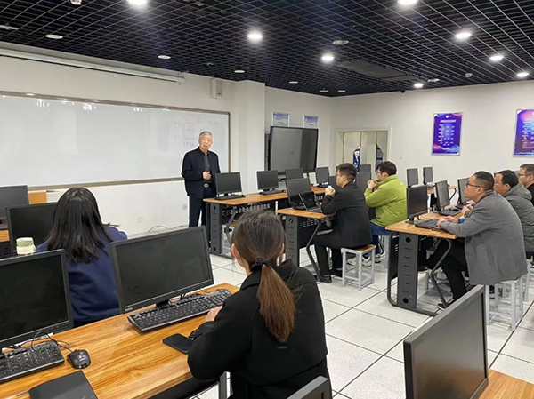 郑信信息学院院长张亚东.jpg 郑信信息学院院长张亚东.jpg