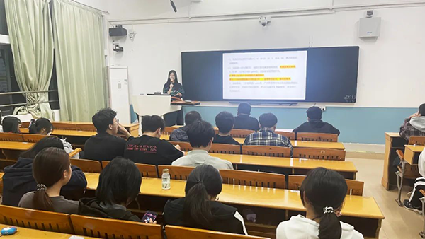 广州商学院华为创新班23级新生月度主题班会.png