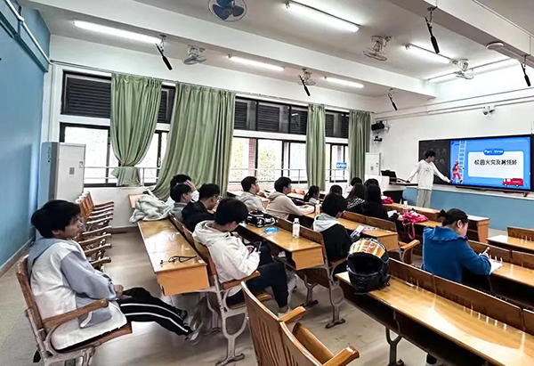 广州商学院华为创新班23级新生月度主题班会.png