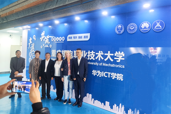 俄罗斯圣彼德堡无线电工程学院、创意学院代表团到访重庆机电华为ICT学院参观考察.png
