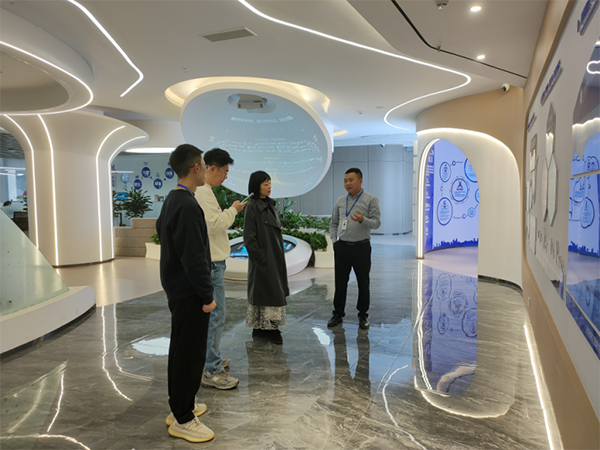 成都工业学院网络与通信工程学院领导一行莅临鲲鹏人才基地开展调研交流.png