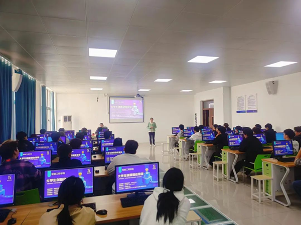 马克思主义学院的李佳玉老师.png