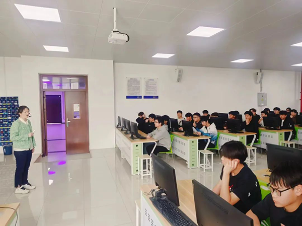 马克思主义学院的李佳玉老师.png