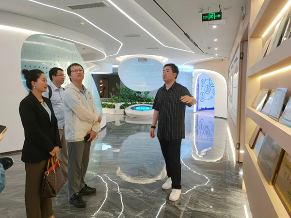 成都职业技术学院领导一行莅临鲲鹏人才基地考察交流.png