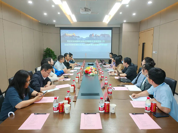 成都职业技术学院领导一行莅临鲲鹏人才基地考察交流.png