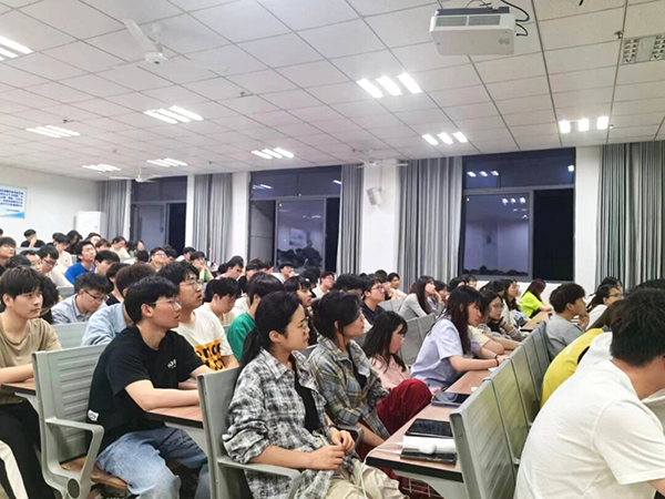 讯方技术＆蚌埠学院“华为ICT行业发展前景及职业规划”讲座.png