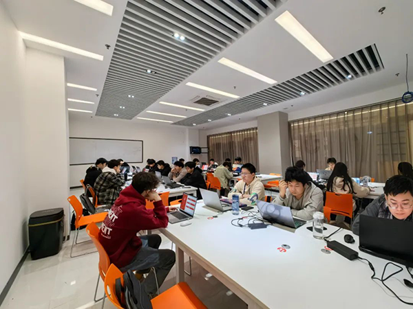 河南经贸职业学院华为云计算HCIE班.png