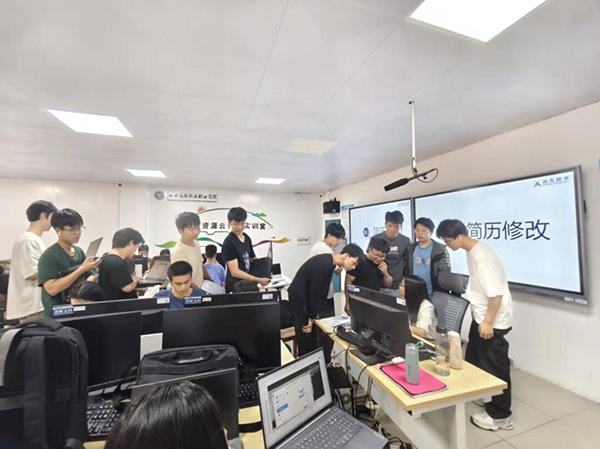 江西应用技术职业学院开展就业内训之简历专项指导课程.png
