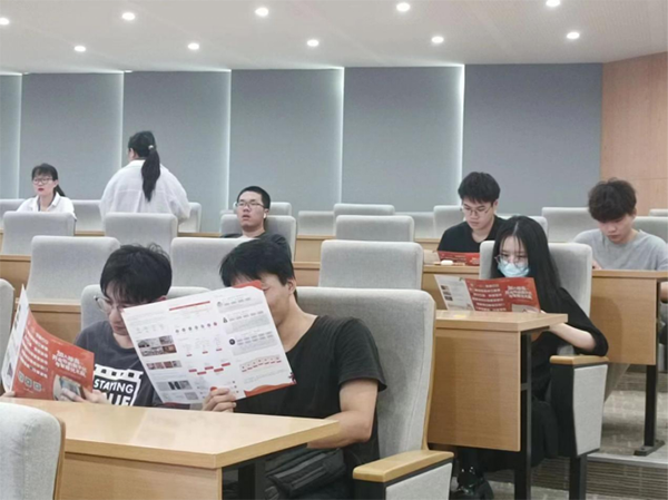 广州商学院现代信息产业学院携手珍岛集团举办专场招聘宣讲会.png