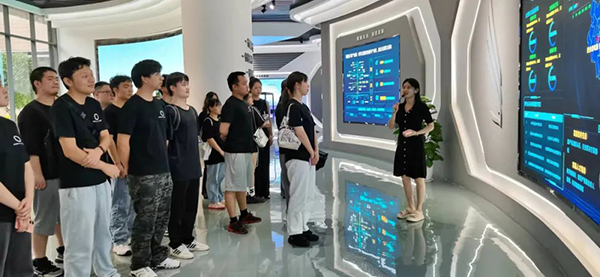 重庆机电学子走进鲲鹏计算产业生态重庆中心.png